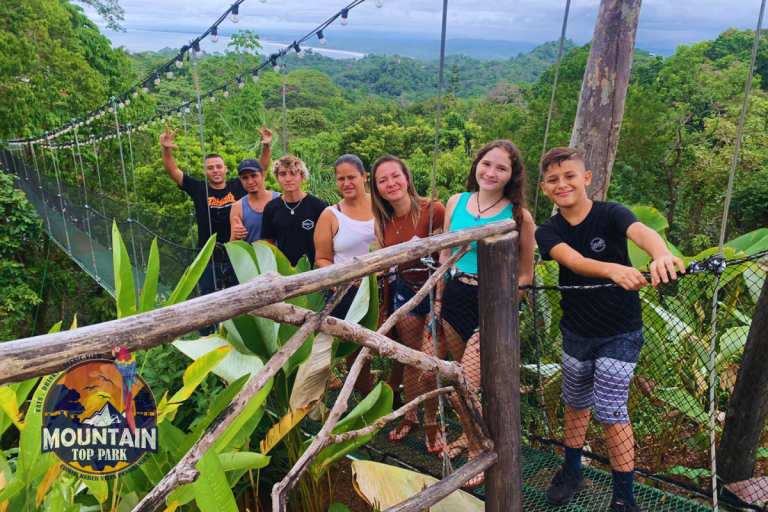 Mountain Top Park Hotel -personas disfrutando del puente